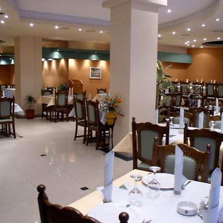 Hôtel Rex à Tulcea Extérieur photo