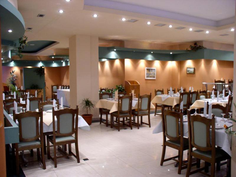 Hôtel Rex à Tulcea Extérieur photo